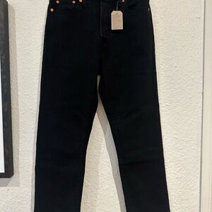 Ladies soft black color/high rise/wedgie straight cropped jeans (29x28)